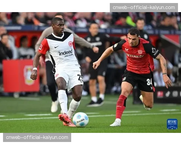 从数据看变化:三月德甲场均进球降至2.5个,各队低位防守强度普遍提升。