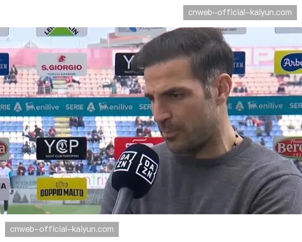 法布雷加斯赛前领取意甲3月最佳教练奖杯，科莫主帅获认可